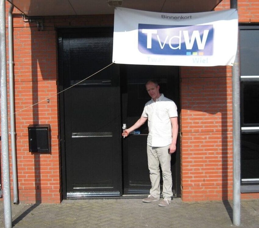 Twan van de Wiel bij het pand aan de Professor Eyckweg, net voor de opening